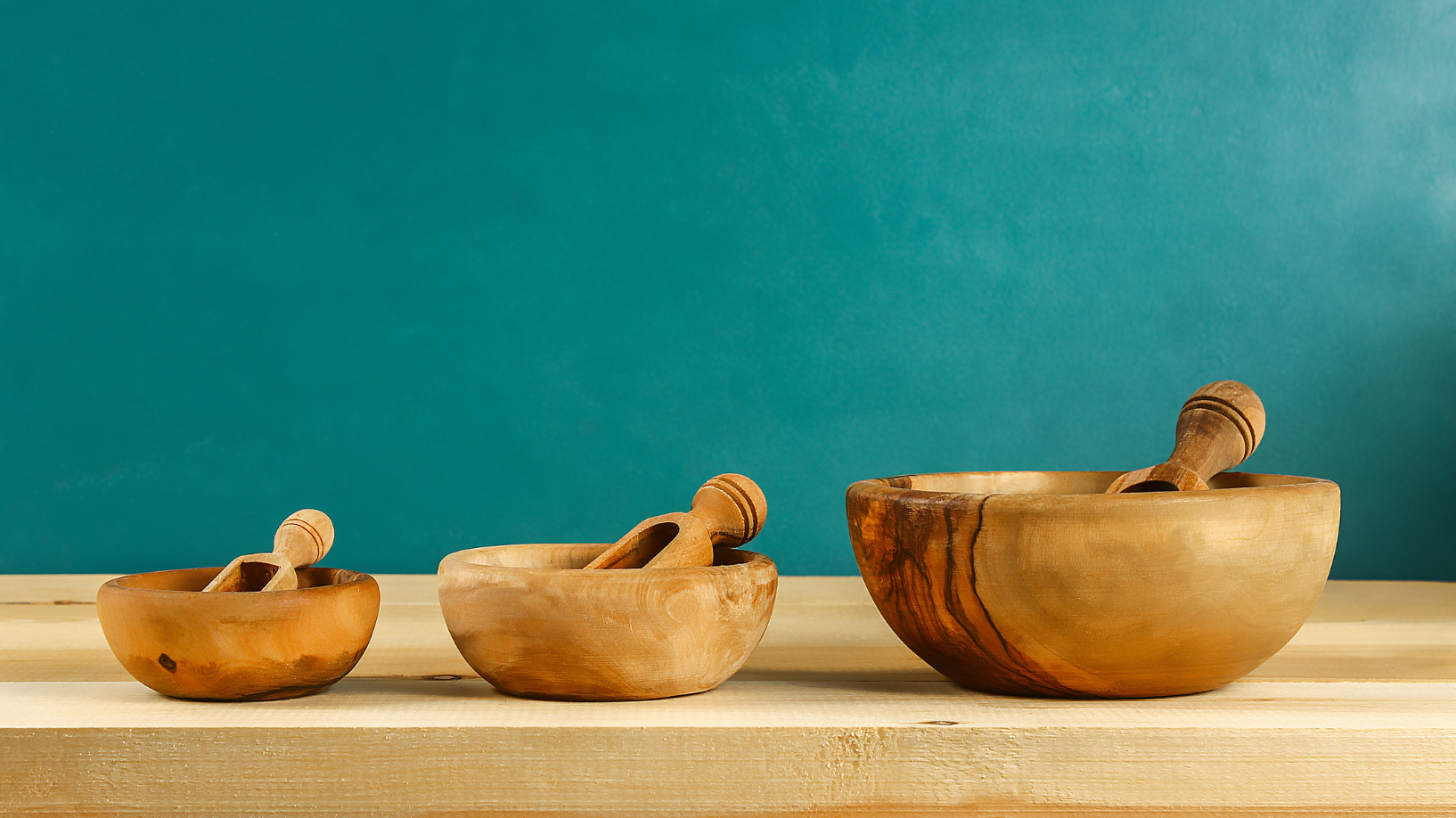 Three bowls of different sizes